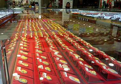 金价暴跌为啥金首饰还涨,今日首饰金价上涨还是下跌