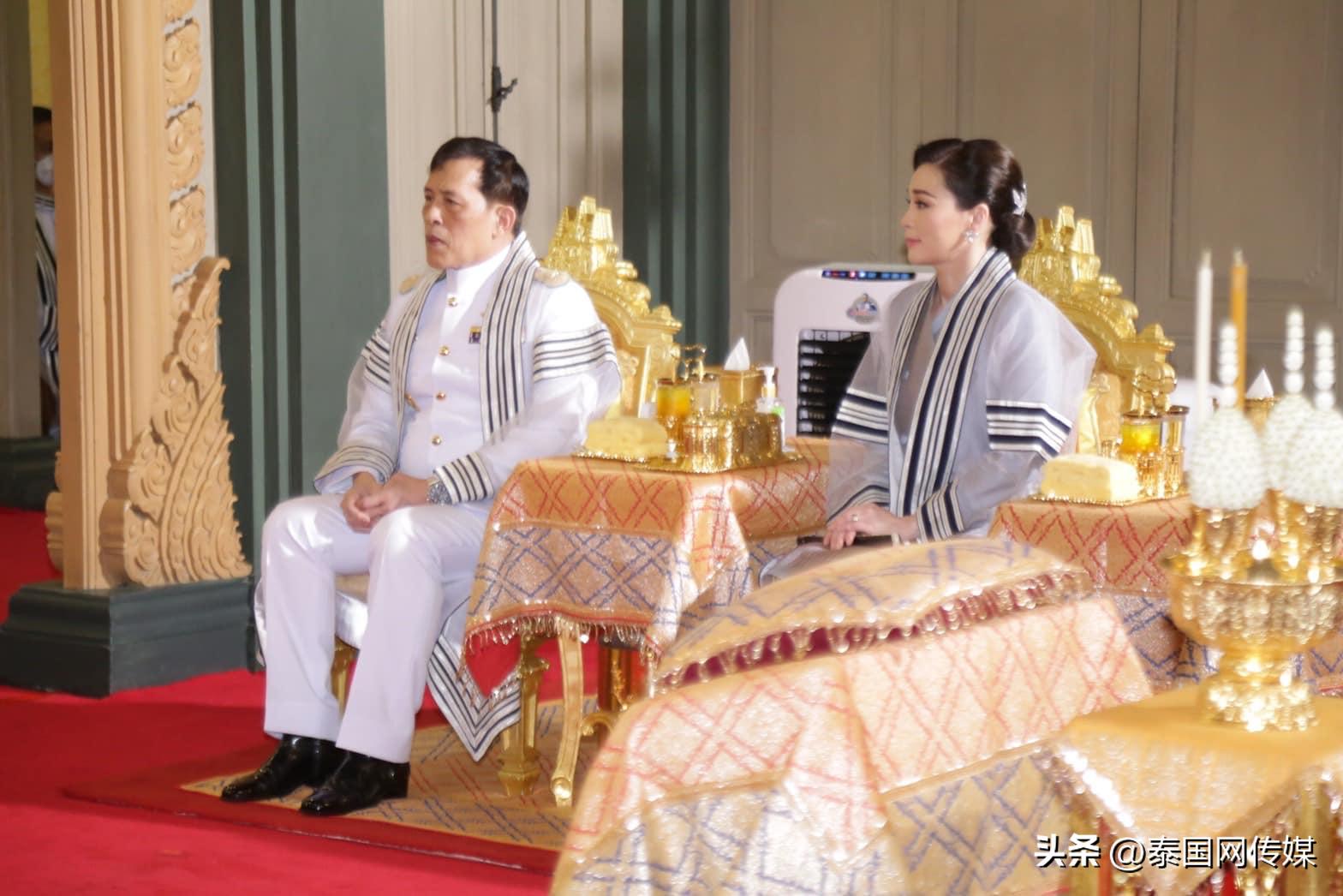 泰国国王亲自给学生发毕业证,泰国王后苏提达获得荣誉学位