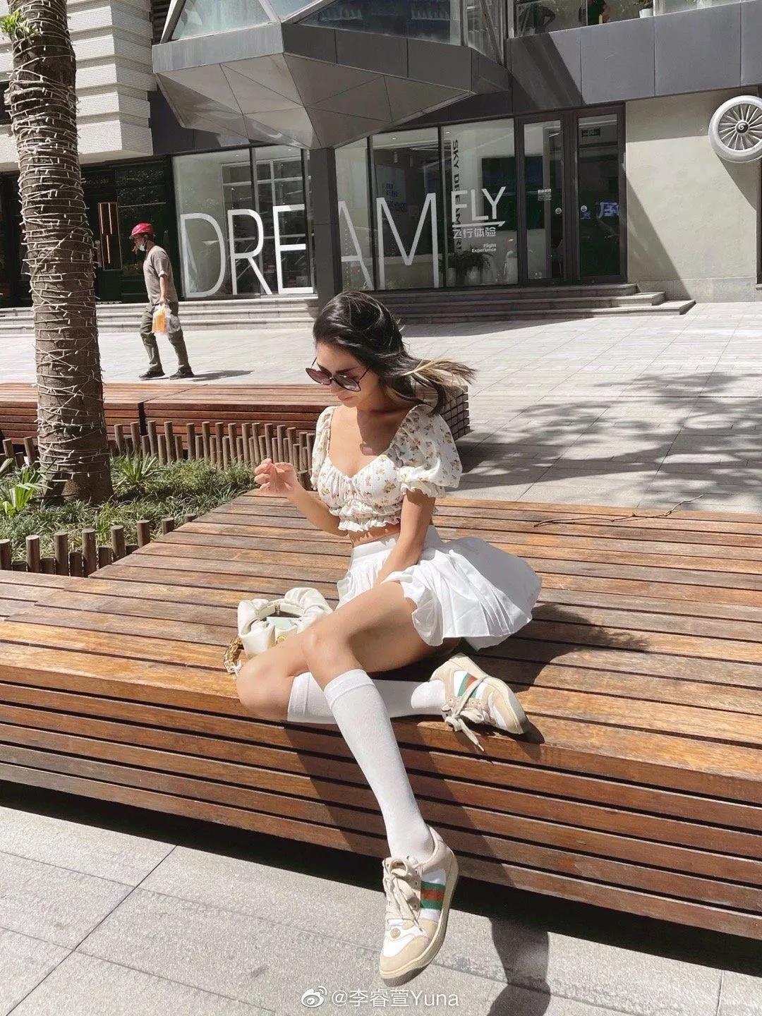 95年重庆辣妹子,95后女孩当街崩溃完整视频