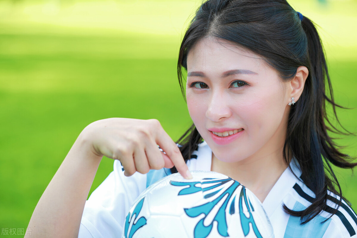 音乐人陈尚依化身足球宝贝拍世界杯写真