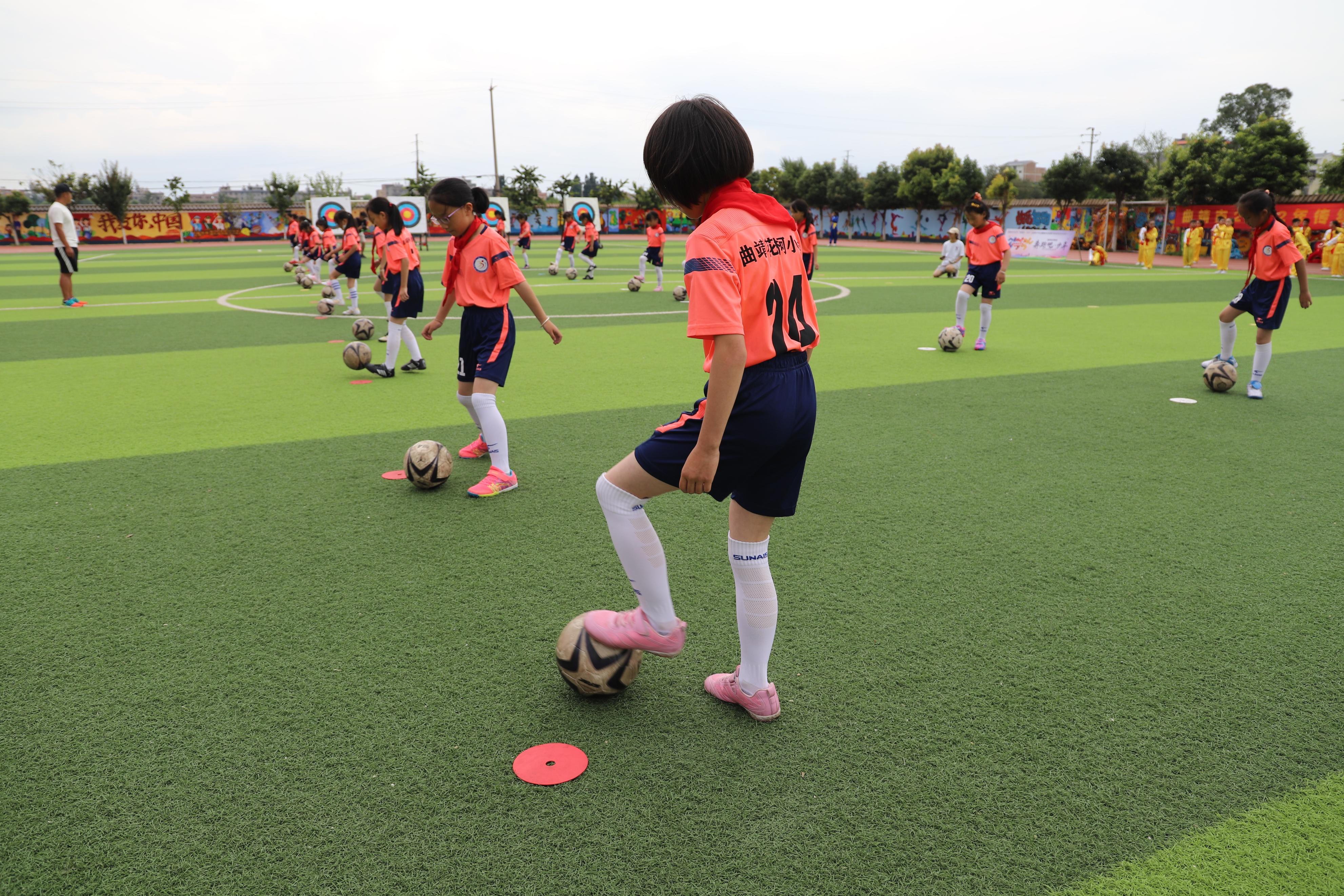 快快乐乐运动踏踏实实学习麒麟区丰富课后活动为“双减”安装“弹射器”