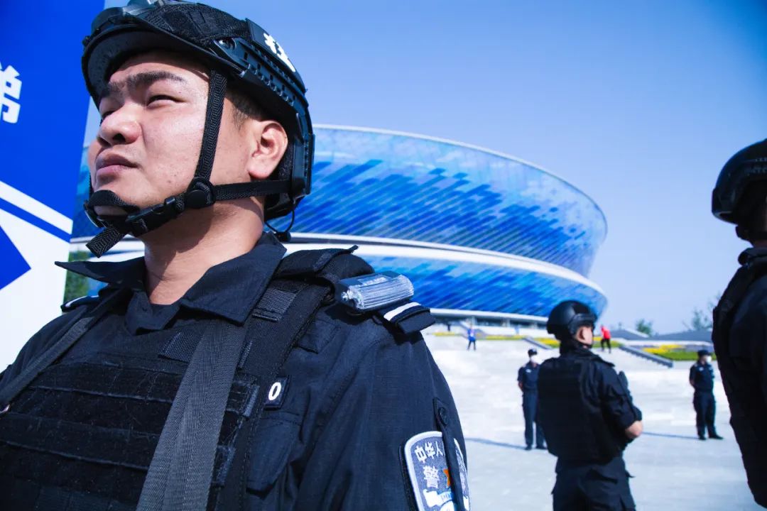 高温下他们仍在坚守训练,高温炙烤他们全副武装轮班坚守