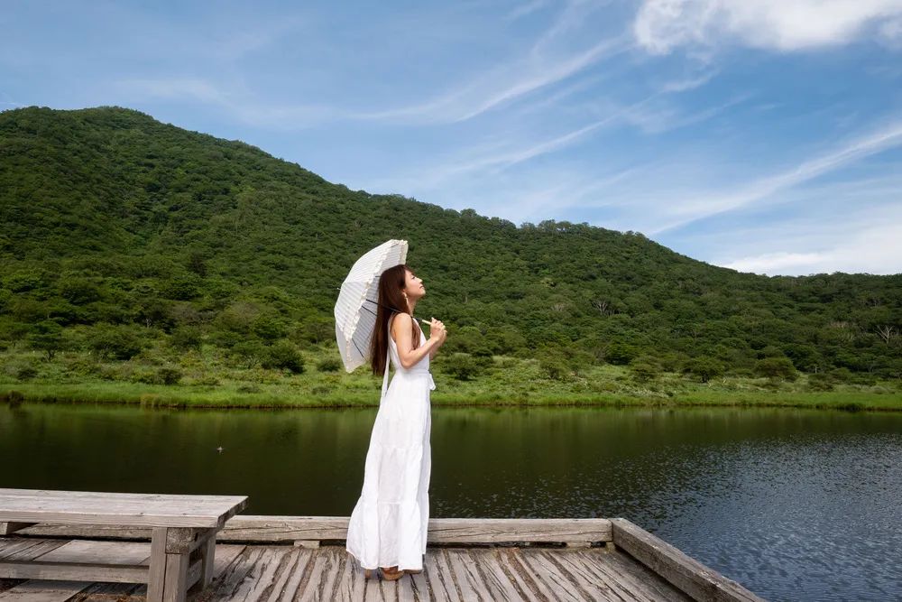 见人少说话管住嘴遇事少掺和,成年人最大的清醒是识趣