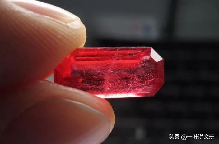 河边捡到黄色石头是什么石,山上捡到的乳白石是什么石