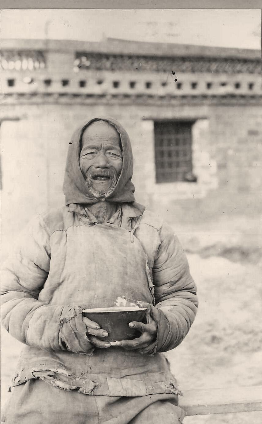 变态的纳粹德国,*光脱**犹太人女人衣服,集体*杀屠**!