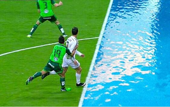 致敬C罗？维尼修斯国家德比禁区跳水，巴萨球员疯狂嘲讽