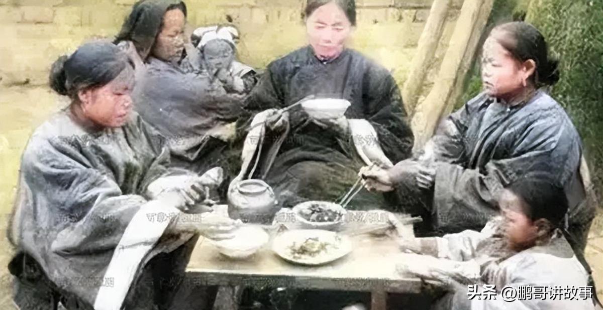 日军当着国军的面杀俘虏,日军侵华兽行