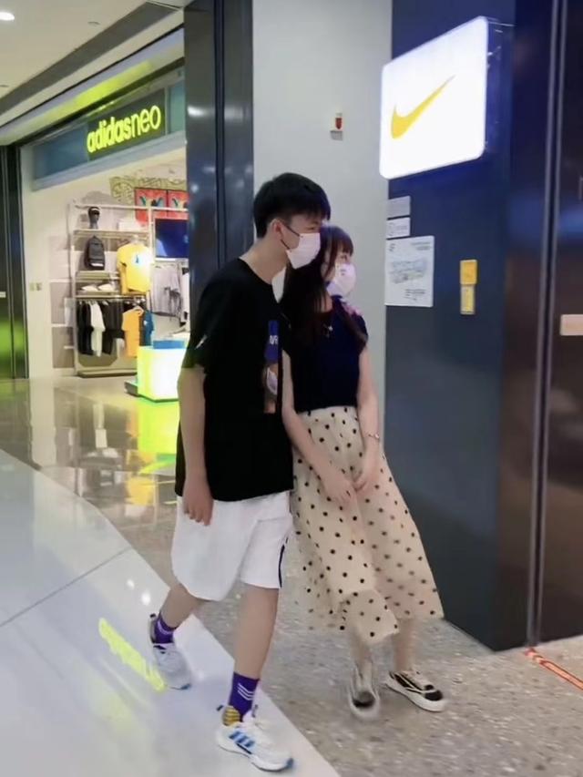 女子为男友过生日,被男友拽进品牌服装店,要求给他买生日礼物