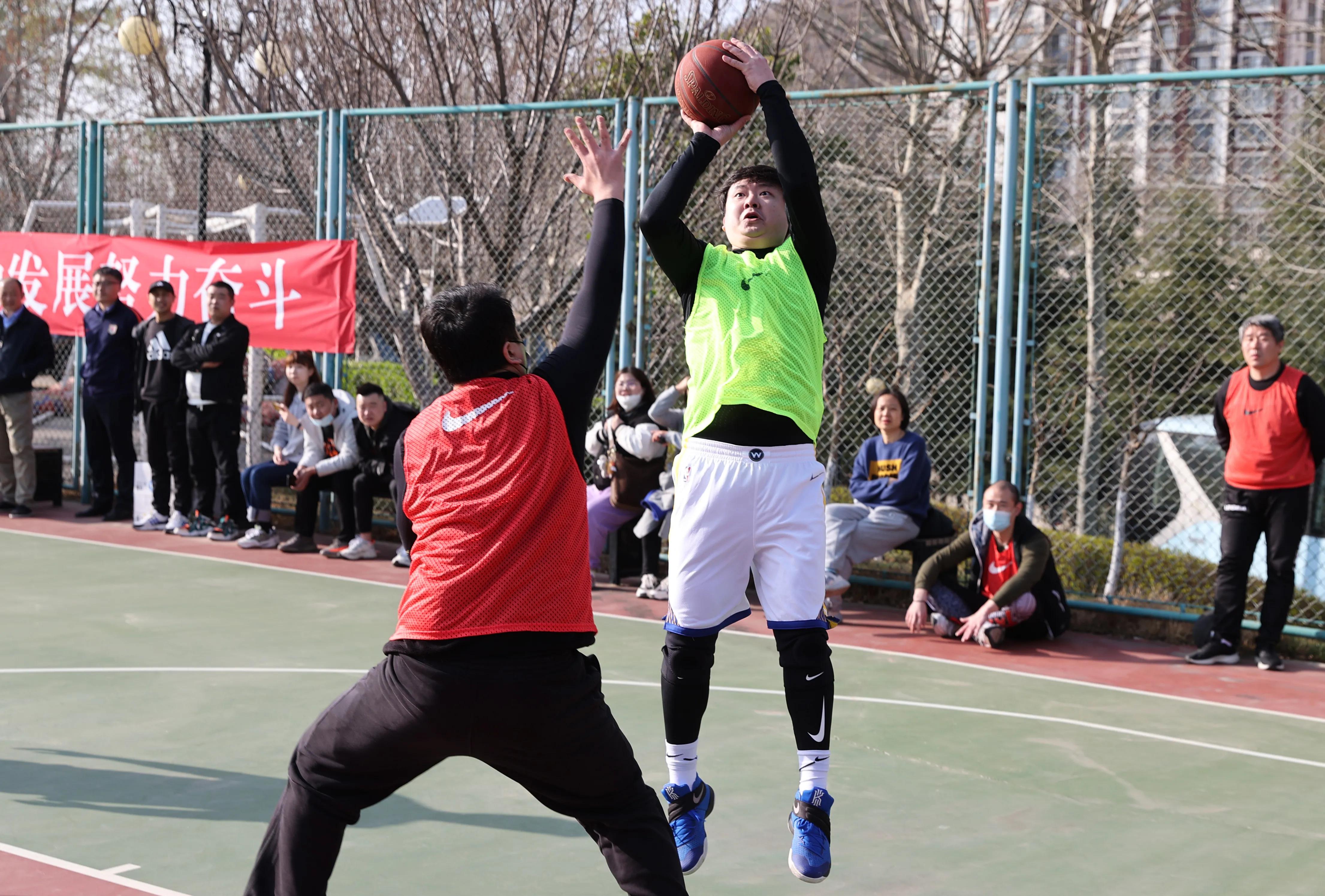 “团结拼搏、奋勇争先”俱乐部举办首届职工篮球比赛