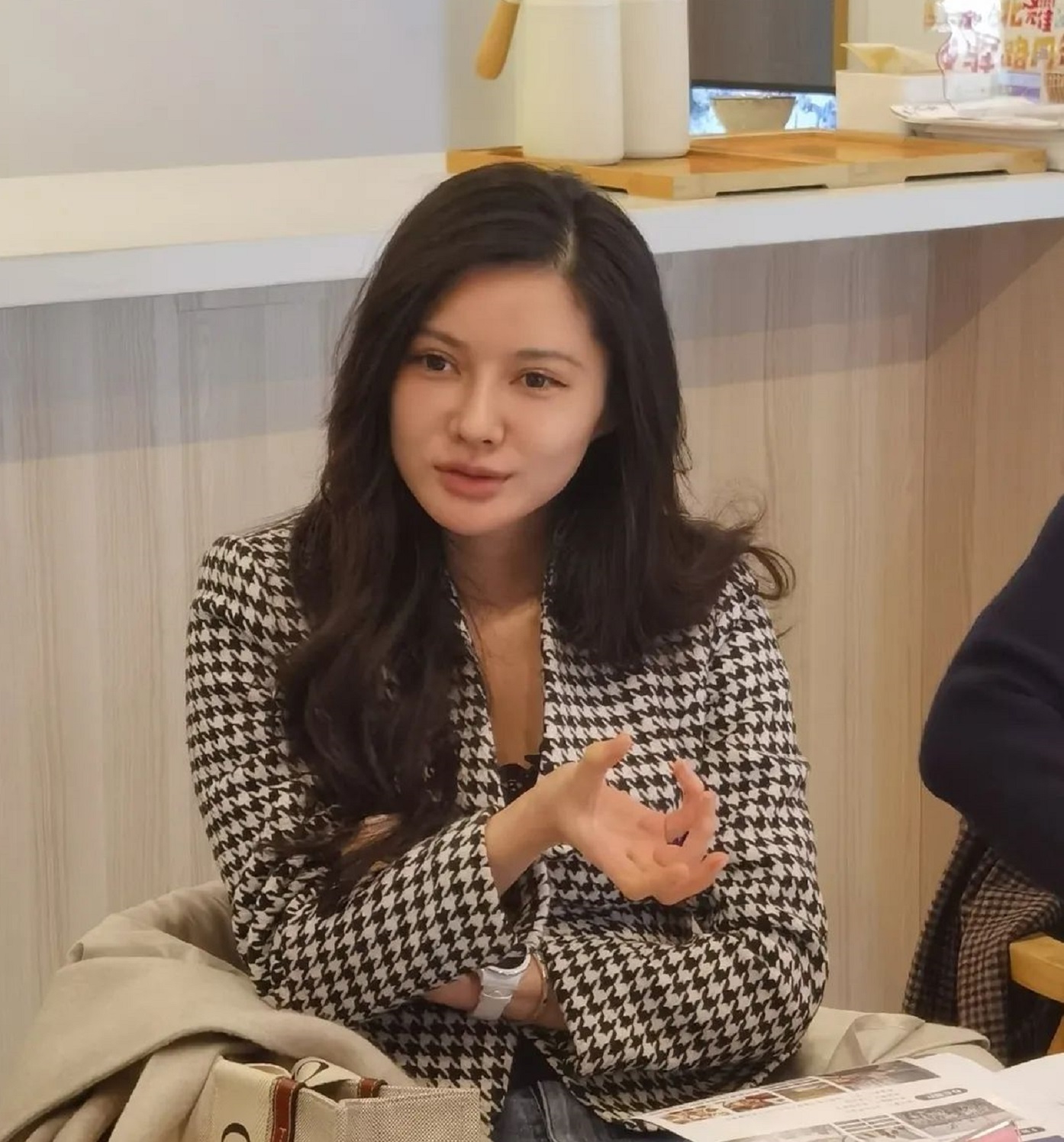 90后女孩子靠自己赚钱,90后女生不花一分钱净赚300万