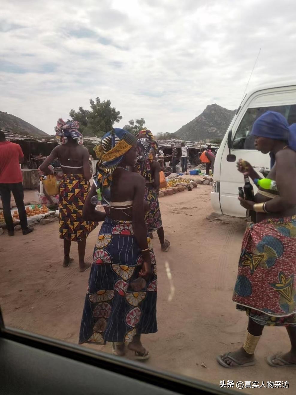 我吉林人,23岁到安哥拉务工,这里女多男少,竟可以娶四五个老婆