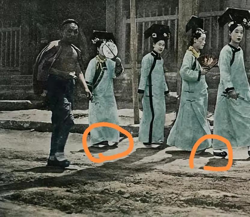 红楼梦的三个缠足的女人,红楼梦中女子裹脚了吗
