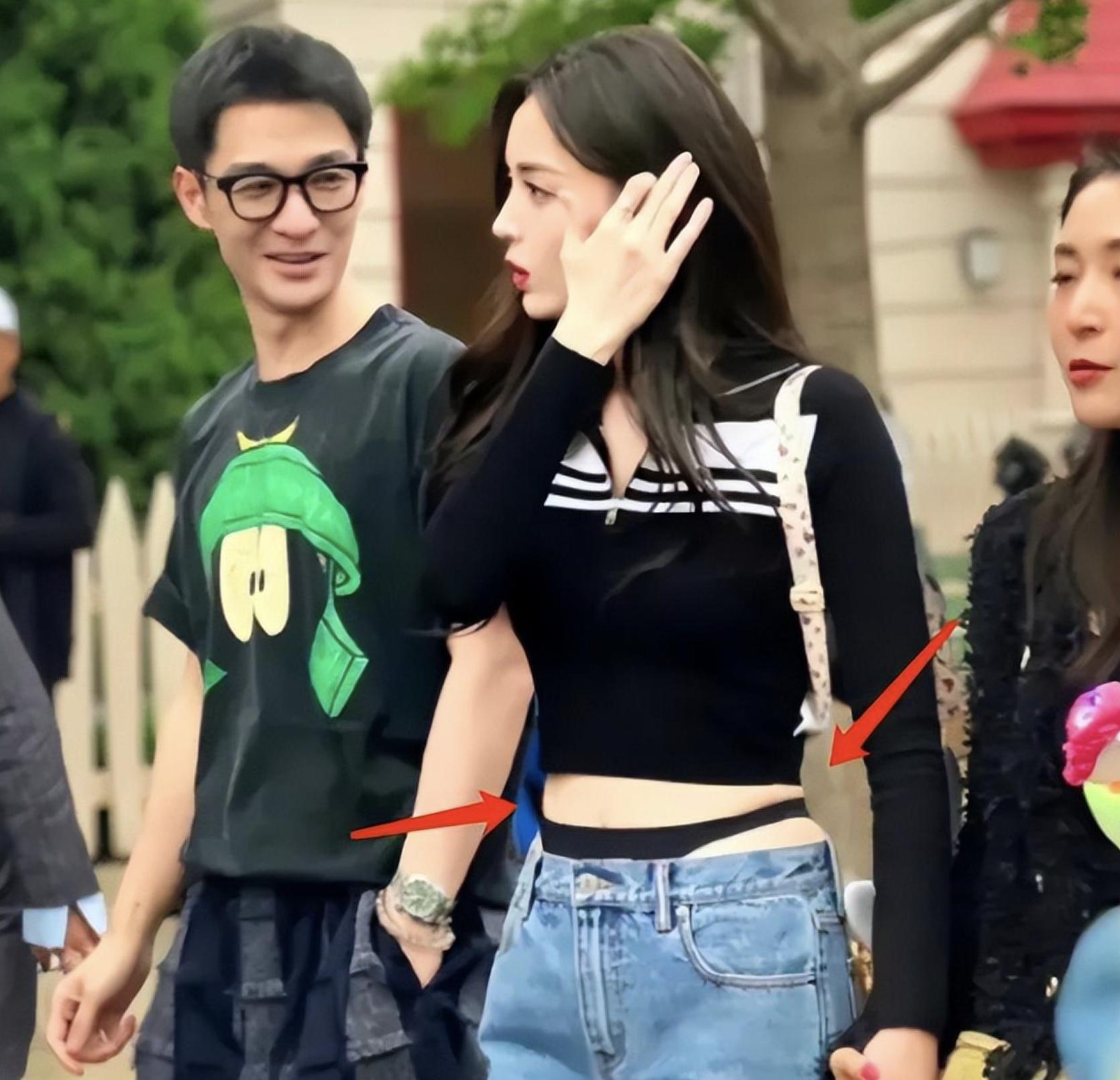 金星直播吐槽明星穿深v,金星吐槽明星走红毯捂胸