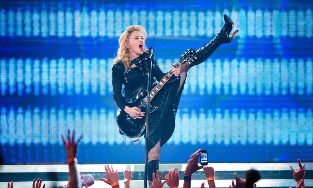 天哪!这是天后麦当娜吗?怎么变成了这个鬼样?