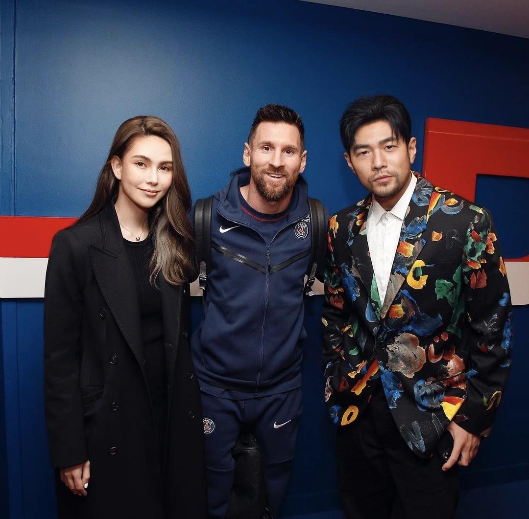 周杰伦携昆凌与梅西合影，和权志龙李洙赫在巴黎同框梦幻联动
