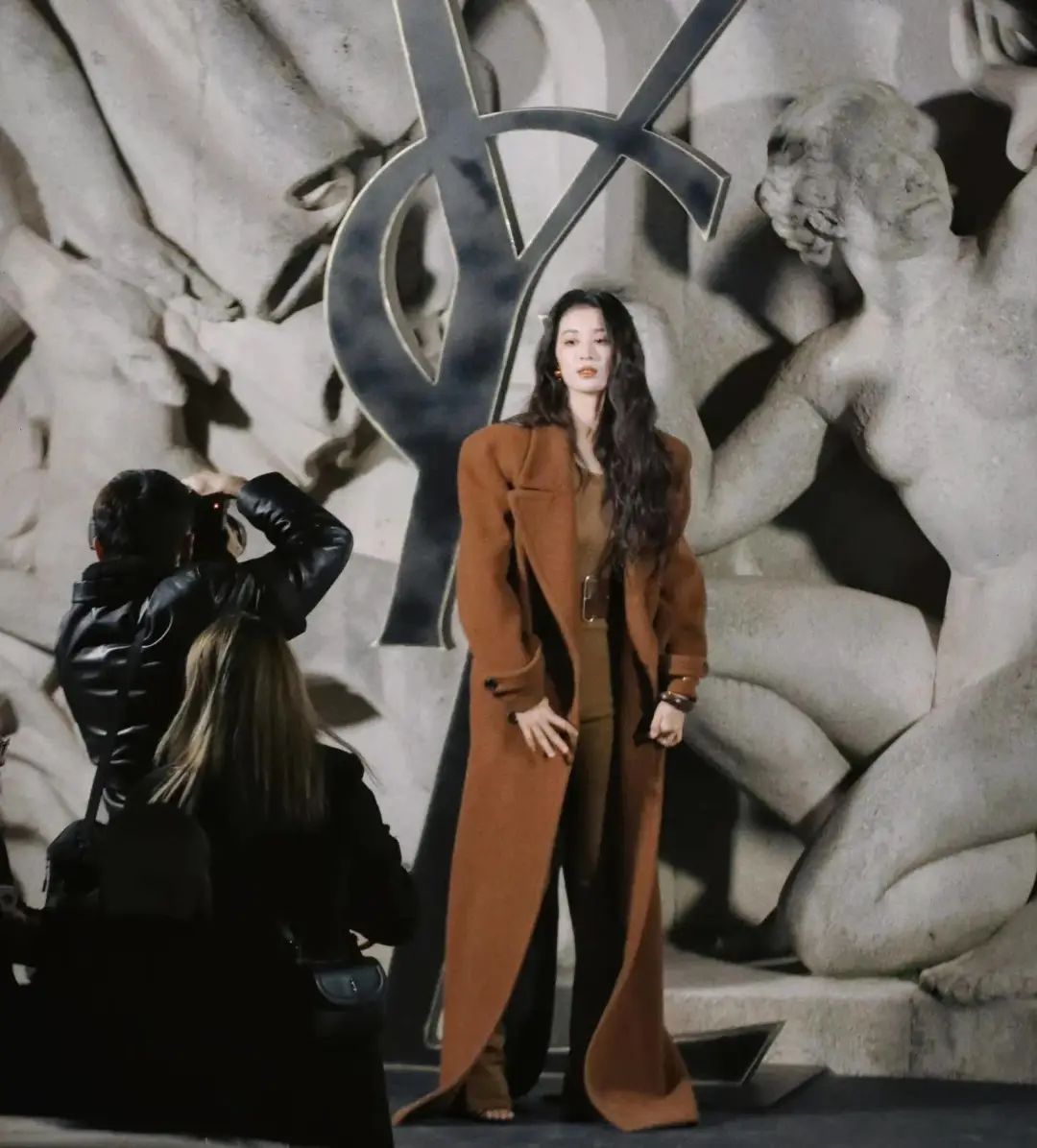 刘雯时隔三年重返时装周首秀,2003后女明星