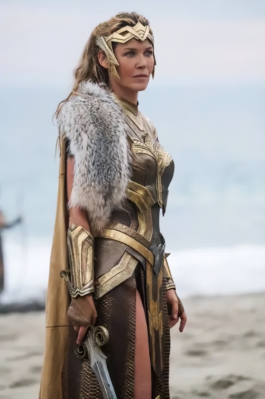 紧身制服别硬穿,曲线差异很明显,有的飒爽,有的是来搞笑的吧