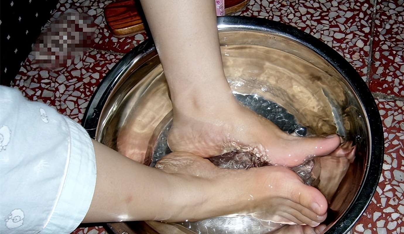 脚底板爱紫是什么原因,脚底板爱起皮是怎么回事