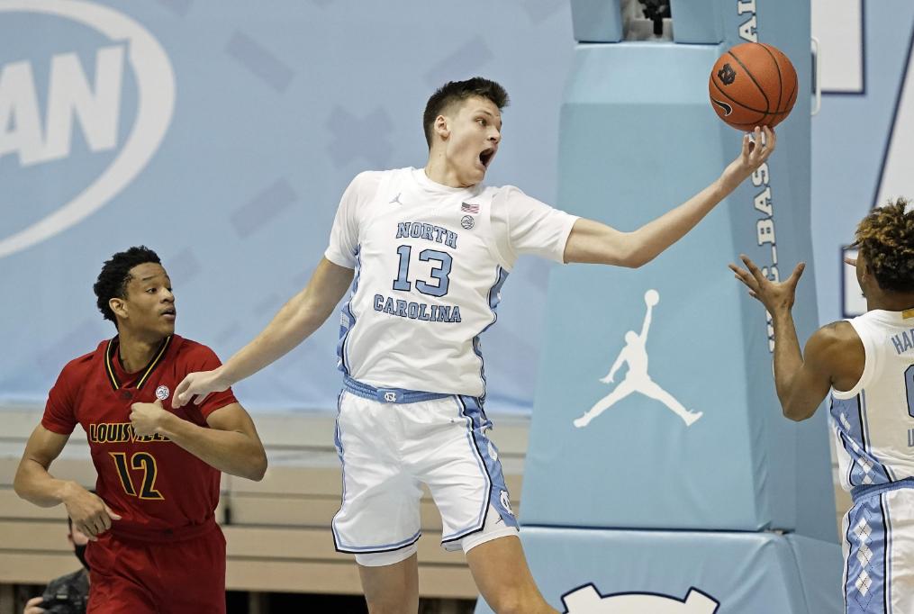 身高2米16，单场16分10板11帽！全美第二中锋，这么强都落选NBA？