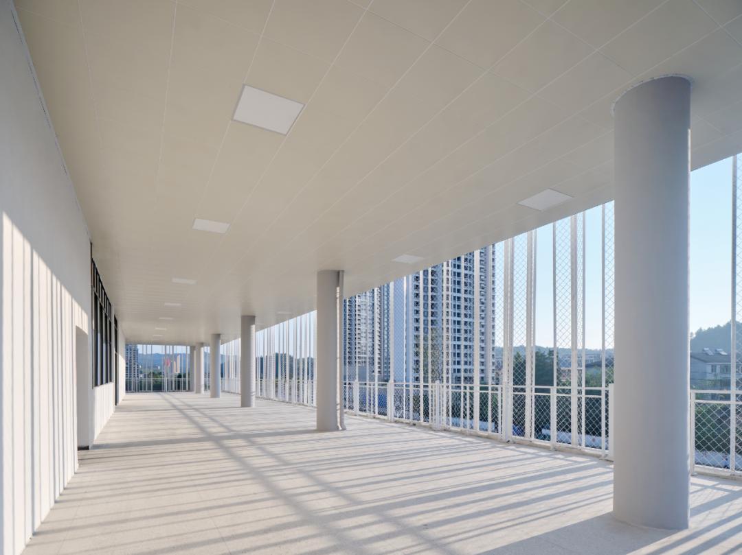 以靠建筑|交叠与转换:宜黄一中综合楼