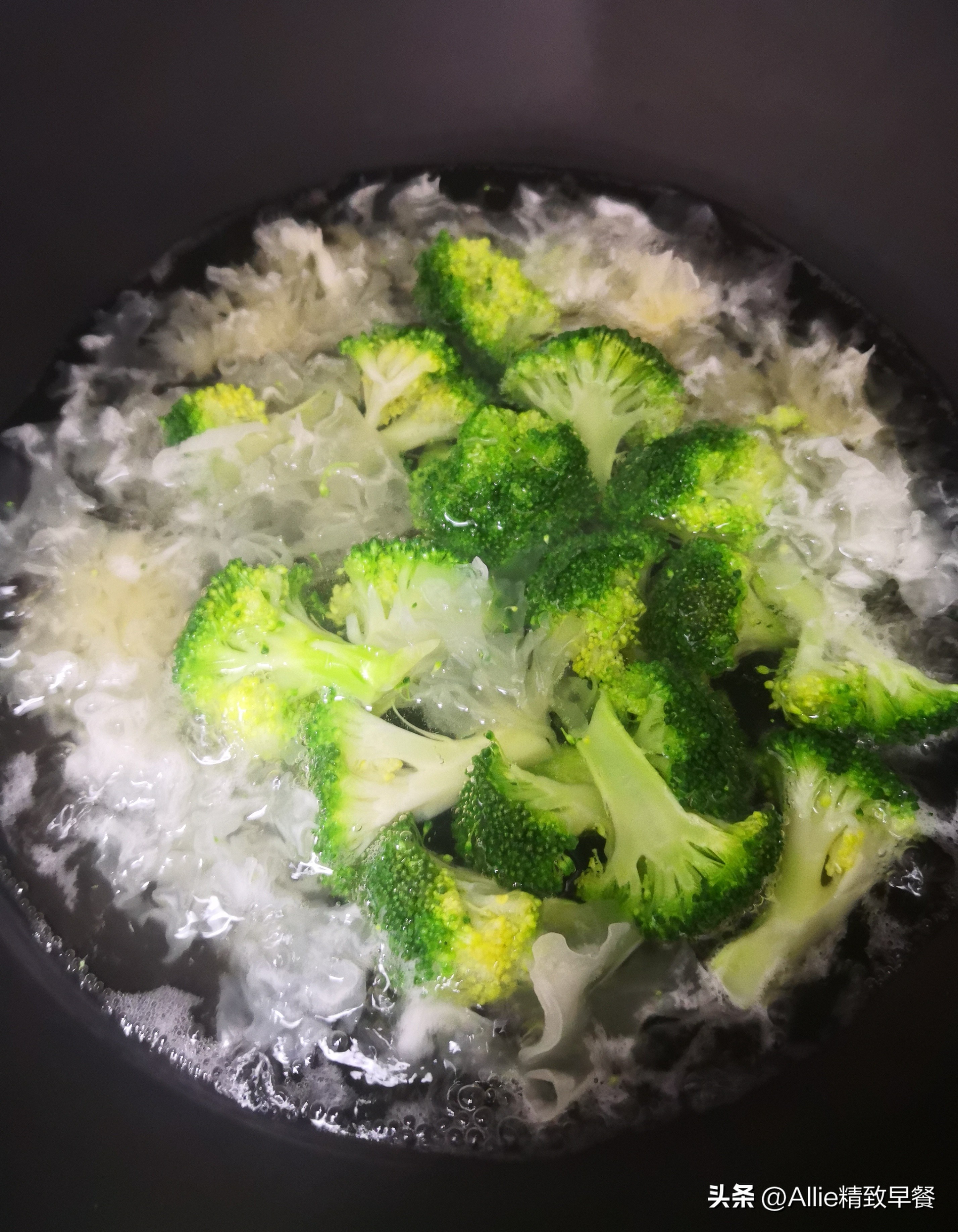 广东人爱吃的炒河粉，教您在家就能做，根根分明爽滑入味，零厨艺