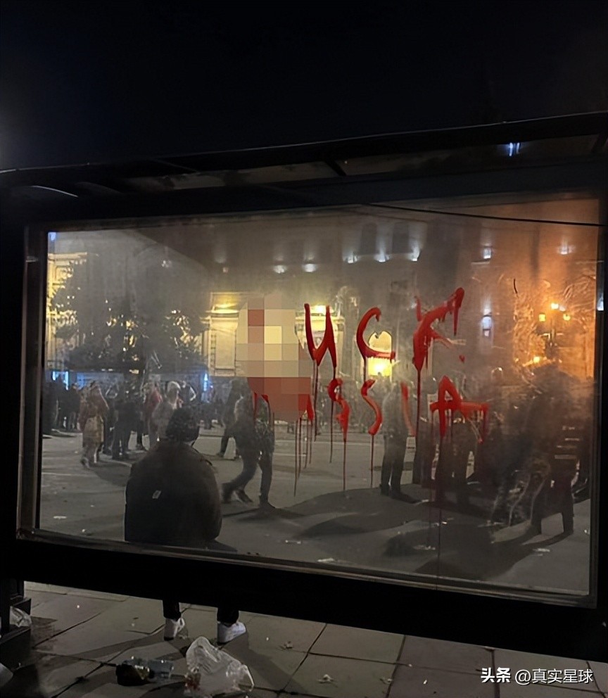 俄国后院小国大乱！格鲁吉亚国会惨遭暴民*攻围**，网民：美国又颠覆