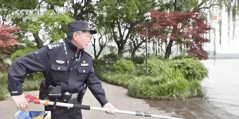 杭州市西湖区潜水打捞手机,游客手机掉西湖男子要价1500打捞