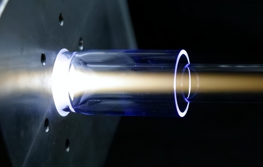 均匀磁化等离子体的碰撞反应