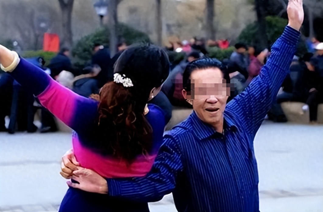 江苏51岁大姐醉酒被人扛走,51岁大姐醉酒被人扛走