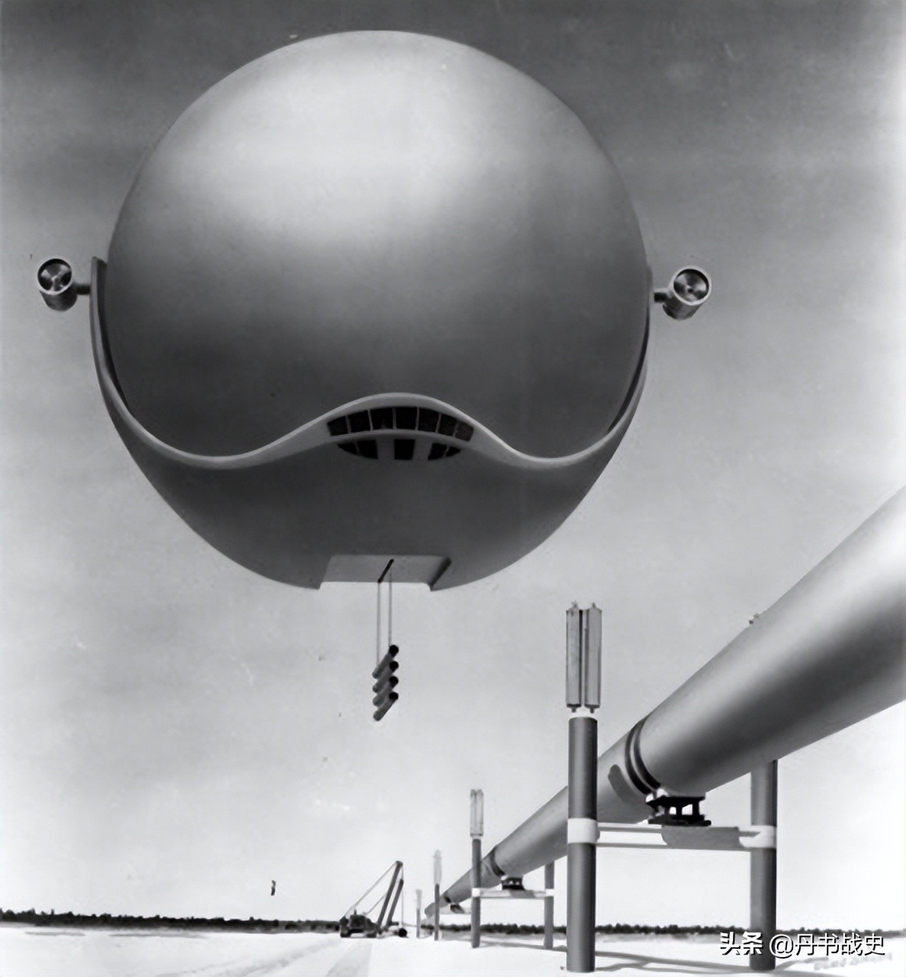 飞艇和飞机,空中飞的不明形状奇怪飞机视频