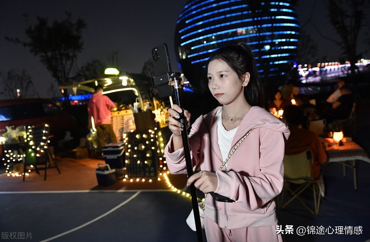 投入3万元钱，我和小伙伴弄了个移动小酒摊，现在每个月收入6万元