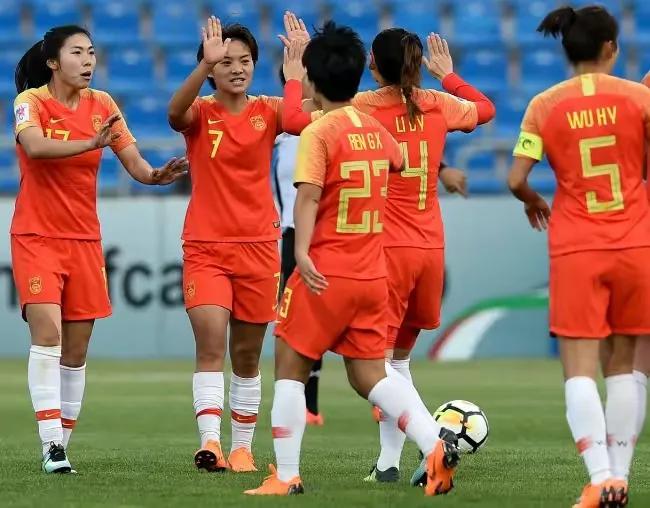 中国男篮全体看中国女篮,中国女篮男篮亚洲杯