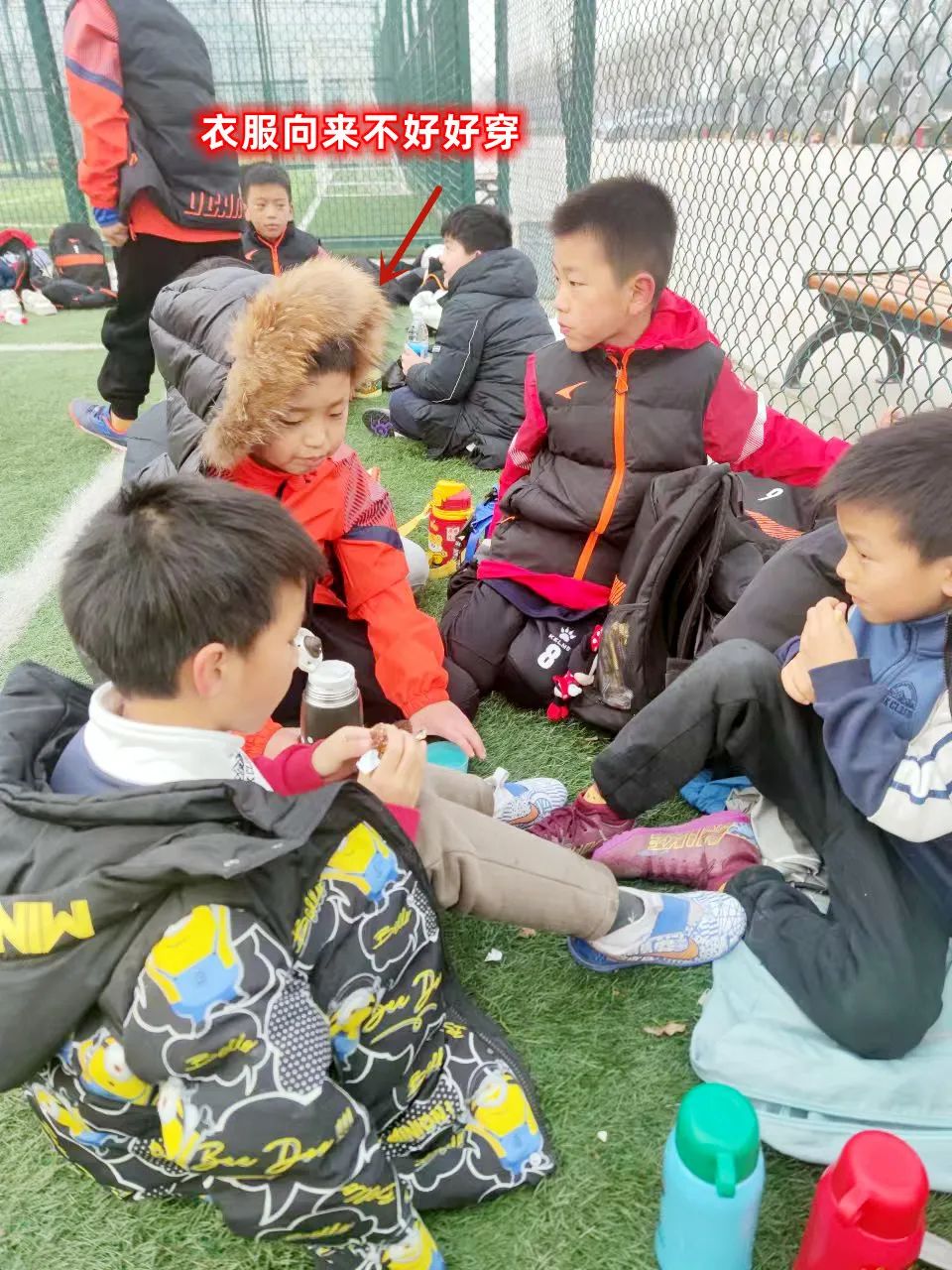 踢足球必须有哪些装备,为什么踢足球烧钱