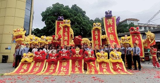 吉狮献瑞闹新春，益民服装城鸿运开工祈丰年