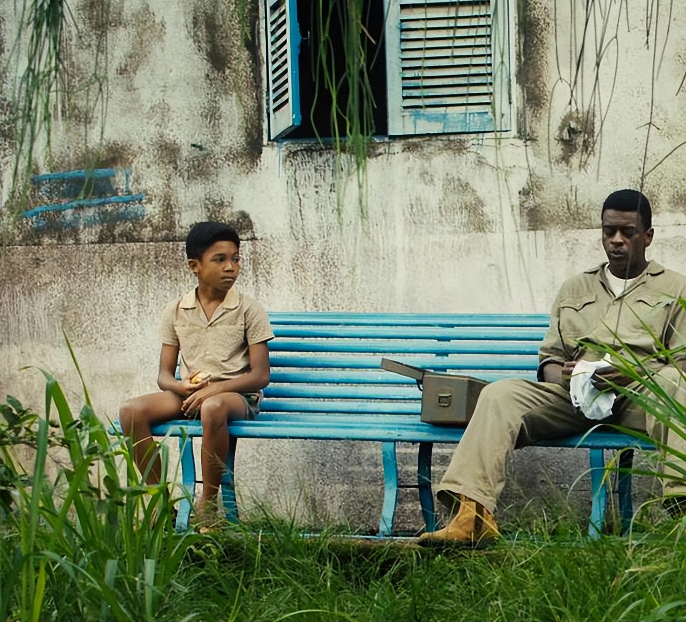 从光脚踢布条缠成的足球到成为球王，我用这部7.7分的电影缅怀他