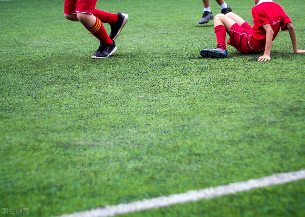 一群大妈为了跳广场舞闯进足球场,大爷大妈霸占足球场跳广场舞后续