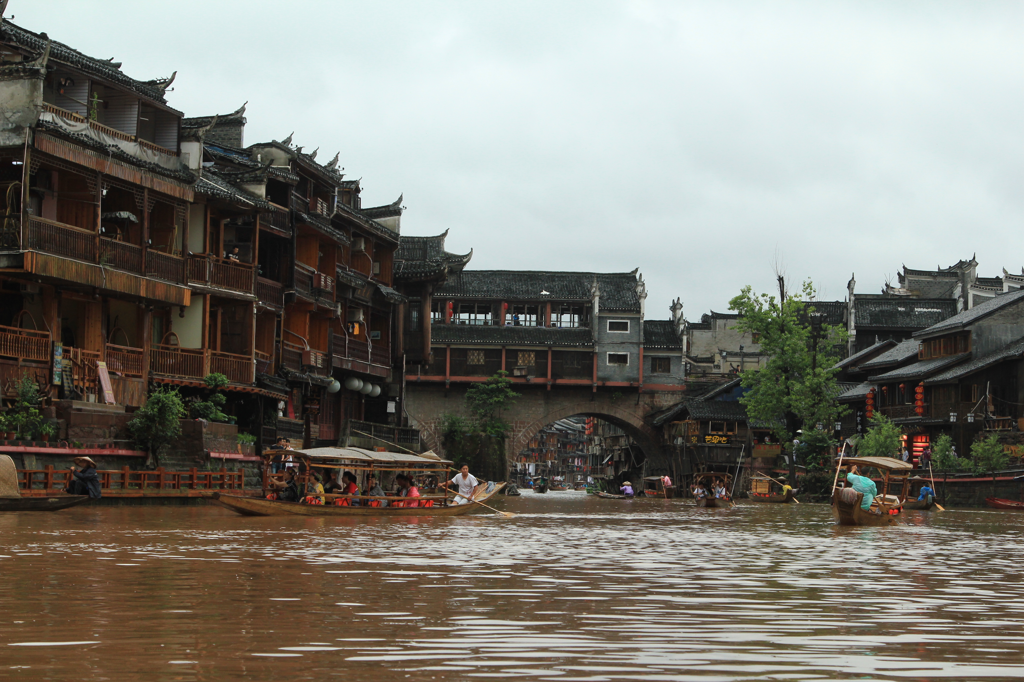 边城和凤凰古城哪个好玩,中国最美古城凤凰古城视频
