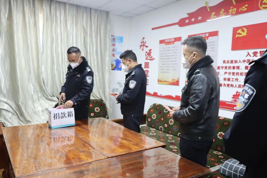 小昭寺派出所坚持和发扬新时代“枫桥经验”“东莱精神”学思践用*党**的二十大精神走访慰问辖区困难群众