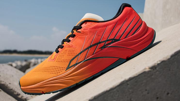 安踏跑鞋矩阵勇立潮头,安踏碳板跑鞋矩阵图片