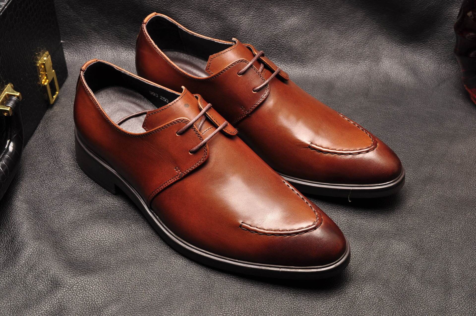 为何现在很多都不穿皮鞋了,为什么穿皮鞋的人越来越少