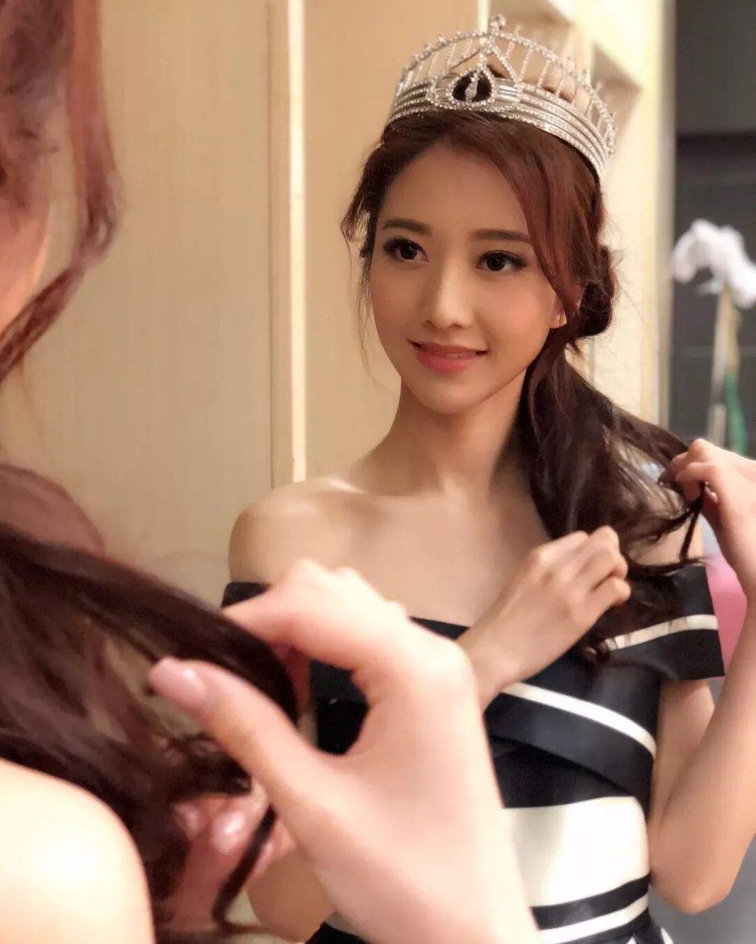 她是90后港姐，香港宅男女神，获高层赏识，活成平民港女上位范本