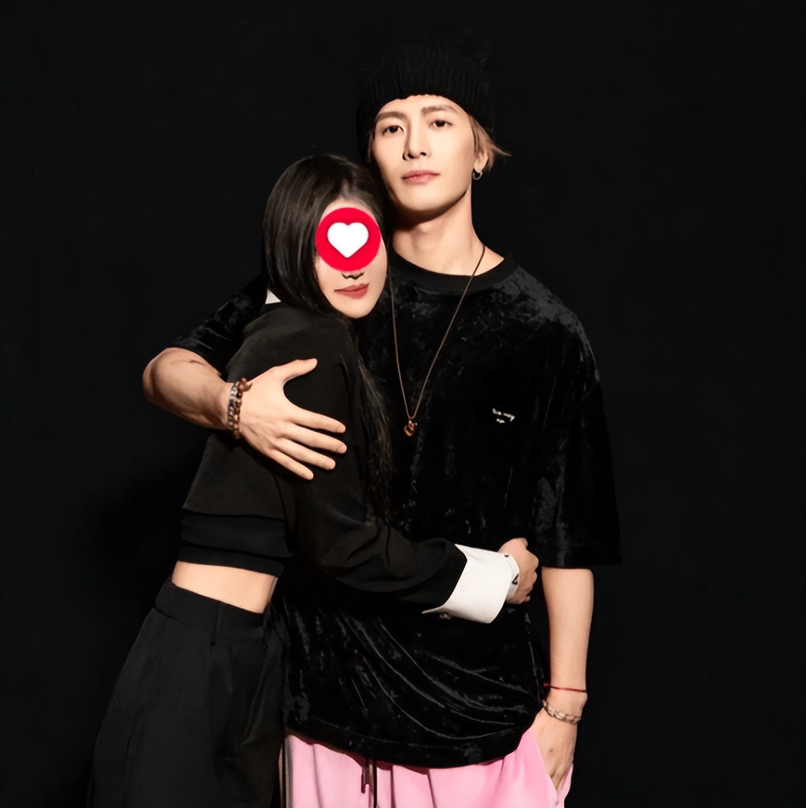 王嘉尔和高个子粉丝合影,王嘉尔为什么和那么多粉丝合影