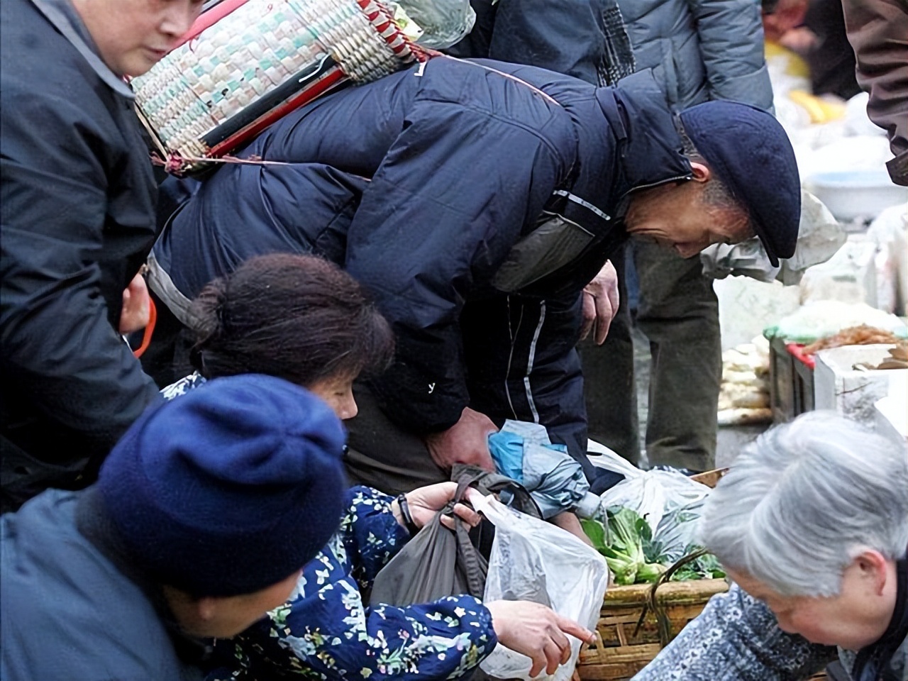 上海快递员一个月2万,在上海送快递100万的快递小哥