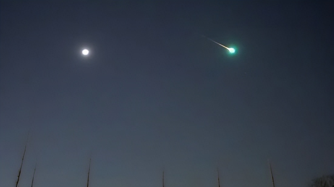 房屋被震动视频,天空巨型火球爆炸视频