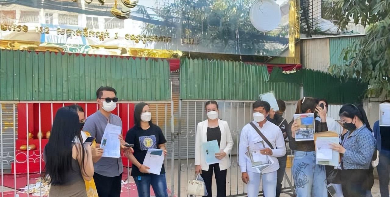 柬埔寨金边一家钻石店涉嫌销售假钻石，近100名顾客抗议讨公道