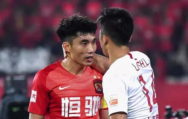 足球剪刀腿两人受伤,最悲壮的犯规郑智