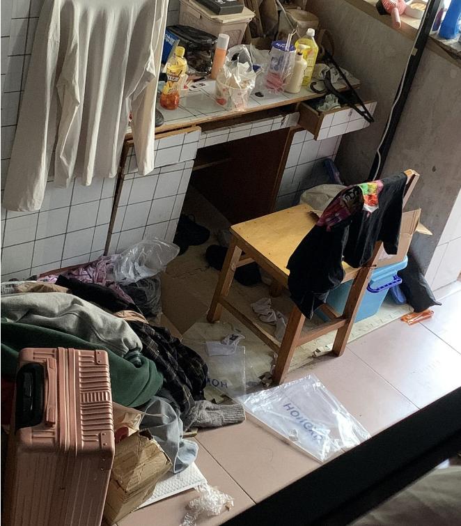 女大学生垃圾桶里捡“姨妈巾”，在床上小便，宿管阿姨被熏出眼泪