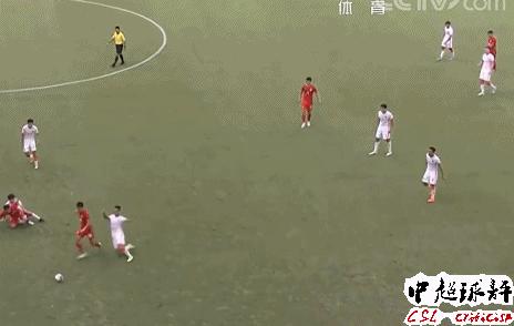 急了！对方后卫动作太脏：22岁国脚当场顶翻对手后头都没回