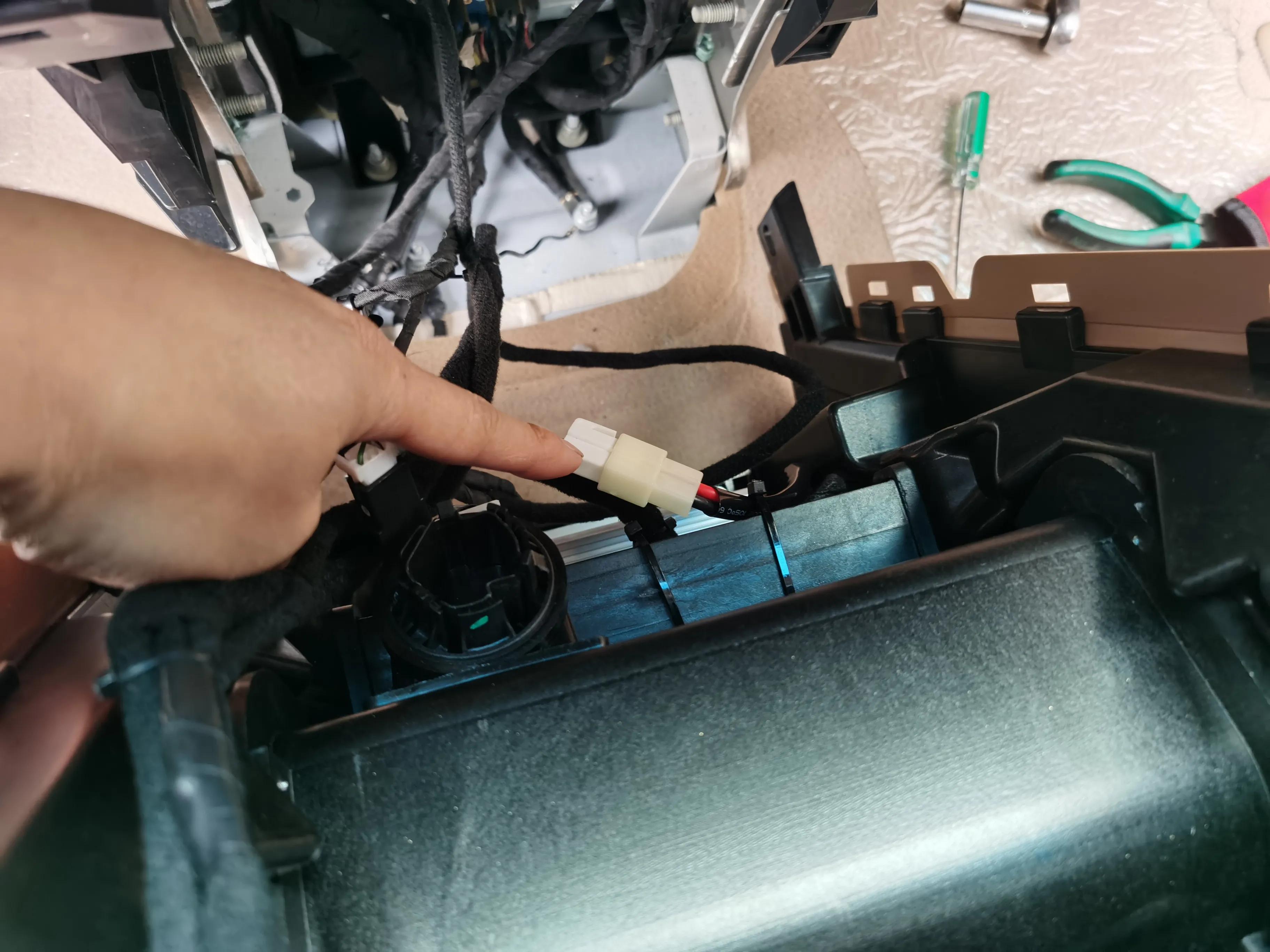 别克gl8扶手箱220v电源怎么接,别克gl8安装原车扶手箱