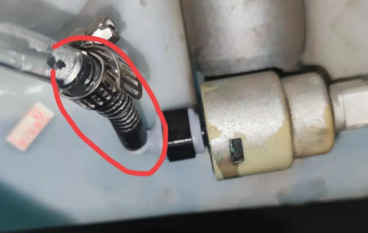 高尔夫6雨刮器胶条更换图解,高尔夫6后雨刮器不喷水断了